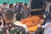 Petugas mengevakuasi korban kecelakaan maut bus ALS dan truk tangki BBM di Jalan Lintas Sumatera, Muratara, Sumatera Selatan. (Posnews/Ist)