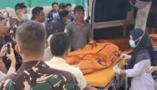 Petugas mengevakuasi korban kecelakaan maut bus ALS dan truk tangki BBM di Jalan Lintas Sumatera, Muratara, Sumatera Selatan. (Posnews/Ist)