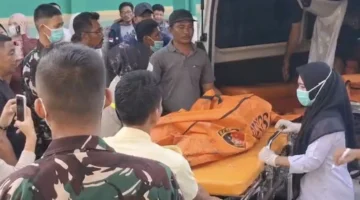 Petugas mengevakuasi korban kecelakaan maut bus ALS dan truk tangki BBM di Jalan Lintas Sumatera, Muratara, Sumatera Selatan. (Posnews/Ist)