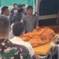 Petugas mengevakuasi korban kecelakaan maut bus ALS dan truk tangki BBM di Jalan Lintas Sumatera, Muratara, Sumatera Selatan. (Posnews/Ist)