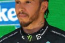 Menolak untuk menyerah. Lewis Hamilton menegaskan komitmennya bersama Ferrari hingga 2027. Di tengah perjuangan di lintasan balap, sang juara tujuh kali ini juga merayakan kemenangan emosional klub sepak bola masa kecilnya, Arsenal. Dok: Istimewa.
