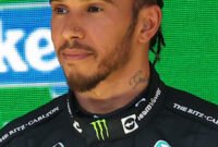 Menolak untuk menyerah. Lewis Hamilton menegaskan komitmennya bersama Ferrari hingga 2027. Di tengah perjuangan di lintasan balap, sang juara tujuh kali ini juga merayakan kemenangan emosional klub sepak bola masa kecilnya, Arsenal. Dok: Istimewa.