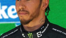 Menolak untuk menyerah. Lewis Hamilton menegaskan komitmennya bersama Ferrari hingga 2027. Di tengah perjuangan di lintasan balap, sang juara tujuh kali ini juga merayakan kemenangan emosional klub sepak bola masa kecilnya, Arsenal. Dok: Istimewa.