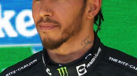Menolak untuk menyerah. Lewis Hamilton menegaskan komitmennya bersama Ferrari hingga 2027. Di tengah perjuangan di lintasan balap, sang juara tujuh kali ini juga merayakan kemenangan emosional klub sepak bola masa kecilnya, Arsenal. Dok: Istimewa.