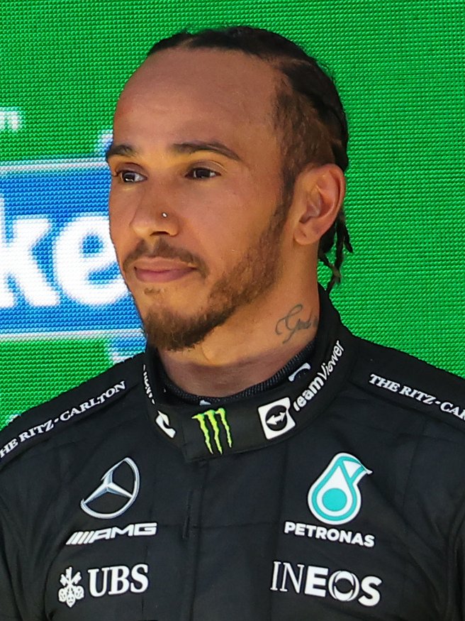 Menolak untuk menyerah. Lewis Hamilton menegaskan komitmennya bersama Ferrari hingga 2027. Di tengah perjuangan di lintasan balap, sang juara tujuh kali ini juga merayakan kemenangan emosional klub sepak bola masa kecilnya, Arsenal. Dok: Istimewa.