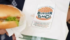 Mahasiswi UNS memamerkan Burger TemCi berbahan tempe dan kentang kleci di ajang Campuspreneur Expo 2026. (Posnews/Ist)