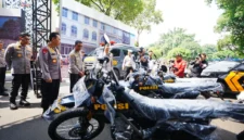 Kapolri Listyo Sigit Prabowo meninjau peralatan dan kendaraan operasional baru Polri saat Rakernis Slog Polri di Cipinang, Jakarta Timur, 2026. (Posnews/Ist)