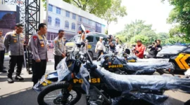 Kapolri Listyo Sigit Prabowo meninjau peralatan dan kendaraan operasional baru Polri saat Rakernis Slog Polri di Cipinang, Jakarta Timur, 2026. (Posnews/Ist)