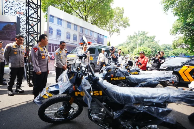 Kapolri Listyo Sigit Prabowo meninjau peralatan dan kendaraan operasional baru Polri saat Rakernis Slog Polri di Cipinang, Jakarta Timur, 2026. (Posnews/Ist)