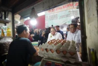 Menteri Perdagangan Budi Santoso dan Menko Pangan Zulkifli Hasan meninjau harga sembako di Pasar Palmerah Jakarta. (Posnews/Ist)