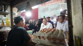Menteri Perdagangan Budi Santoso dan Menko Pangan Zulkifli Hasan meninjau harga sembako di Pasar Palmerah Jakarta. (Posnews/Ist)