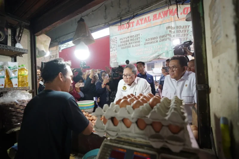 Menteri Perdagangan Budi Santoso dan Menko Pangan Zulkifli Hasan meninjau harga sembako di Pasar Palmerah Jakarta. (Posnews/Ist)