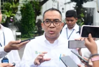Menteri Pendidikan Tinggi, Sains, dan Teknologi Brian Yuliarto memberikan keterangan usai rapat dengan Presiden Prabowo Subianto terkait peran kampus membantu pemerintah daerah. Posnews/Setpres)