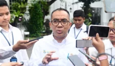 Menteri Pendidikan Tinggi, Sains, dan Teknologi Brian Yuliarto memberikan keterangan usai rapat dengan Presiden Prabowo Subianto terkait peran kampus membantu pemerintah daerah. Posnews/Setpres)