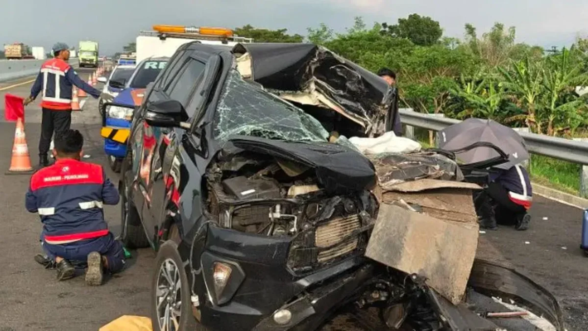 Mobil Toyota Innova ringsek usai menabrak dump truk di Tol Pasuruan-Probolinggo. (Posnews/Ist)

