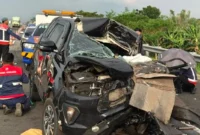 Mobil Toyota Innova ringsek usai menabrak dump truk di Tol Pasuruan-Probolinggo. (Posnews/Ist)