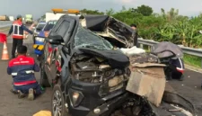 Mobil Toyota Innova ringsek usai menabrak dump truk di Tol Pasuruan-Probolinggo. (Posnews/Ist)
