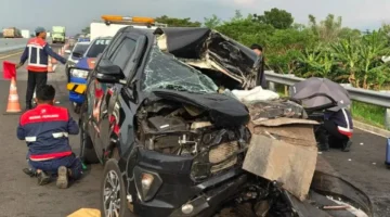 Mobil Toyota Innova ringsek usai menabrak dump truk di Tol Pasuruan-Probolinggo. (Posnews/Ist)
