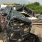 Mobil Toyota Innova ringsek usai menabrak dump truk di Tol Pasuruan-Probolinggo. (Posnews/Ist)
