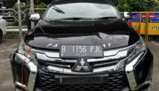 Mobil Mitsubishi Pajero diamankan polisi usai menabrak pedagang buah di Jalan Kalimalang Jakarta Timur. (Posnews/Ist)