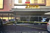 Petugas Bareskrim Polri memasang garis polisi usai menggerebek tempat hiburan malam New Zone di Medan, Sumatera Utara. (Posnews/Ist)