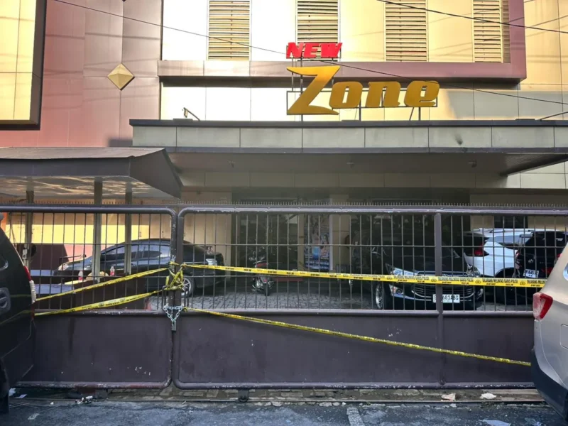 Petugas Bareskrim Polri memasang garis polisi usai menggerebek tempat hiburan malam New Zone di Medan, Sumatera Utara. (Posnews/Ist)