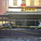 Petugas Bareskrim Polri memasang garis polisi usai menggerebek tempat hiburan malam New Zone di Medan, Sumatera Utara. (Posnews/Ist)