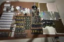 Polisi menunjukkan barang bukti cartridge vape narkoba etomidate hasil penggerebekan clandestine lab di Taman Sari Jakarta Barat. (Posnews/Ist)