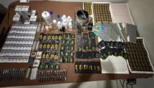 Polisi menunjukkan barang bukti cartridge vape narkoba etomidate hasil penggerebekan clandestine lab di Taman Sari Jakarta Barat. (Posnews/Ist)