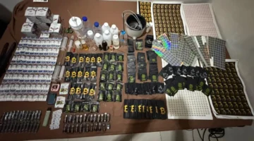 Polisi menunjukkan barang bukti cartridge vape narkoba etomidate hasil penggerebekan clandestine lab di Taman Sari Jakarta Barat. (Posnews/Ist)