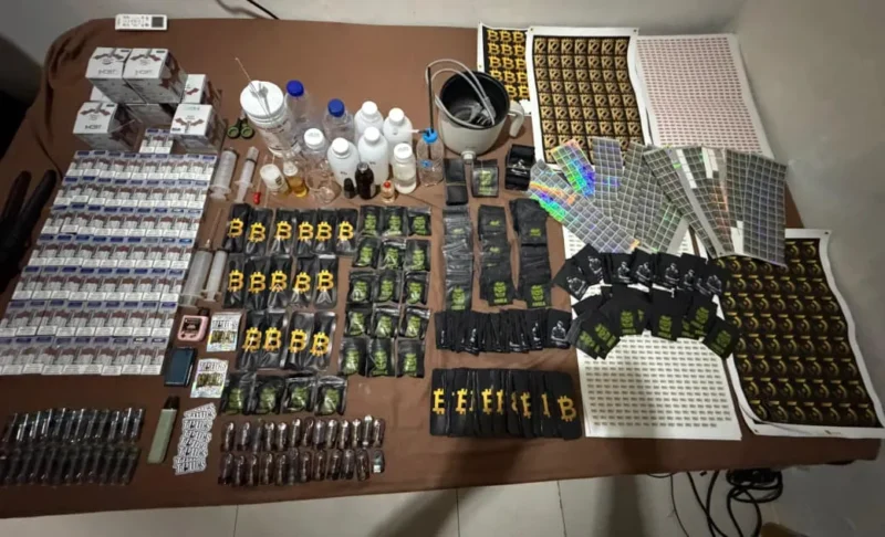 Polisi menunjukkan barang bukti cartridge vape narkoba etomidate hasil penggerebekan clandestine lab di Taman Sari Jakarta Barat. (Posnews/Ist)