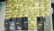 Polisi menunjukkan barang bukti cartridge vape mengandung etomidate hasil pengungkapan kasus narkoba di Jakarta Utara dan Tangerang. (Posnews/Ist)