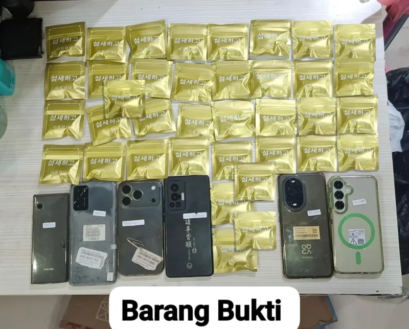 Polisi menunjukkan barang bukti cartridge vape mengandung etomidate hasil pengungkapan kasus narkoba di Jakarta Utara dan Tangerang. (Posnews/Ist)