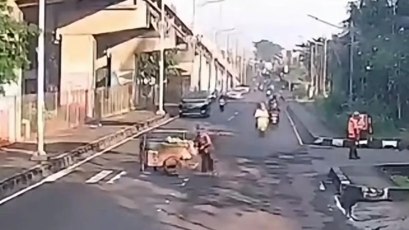 Pajero Tabrak Pedagang Buah di Duren Sawit Lalu Kabur. (Posnews/Ist)