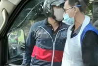 Pemotor terlibat keributan dengan relawan ambulans di Sukmajaya Depok dalam video viral media sosial. (Posnews/Ist)