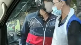 Pemotor terlibat keributan dengan relawan ambulans di Sukmajaya Depok dalam video viral media sosial. (Posnews/Ist)