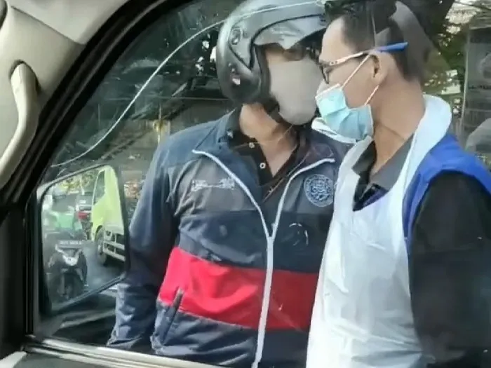 Pemotor terlibat keributan dengan relawan ambulans di Sukmajaya Depok dalam video viral media sosial. (Posnews/Ist)