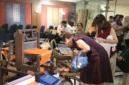Pengunjung melihat produk tenun dan kriya lokal Indonesia dalam acara pop-up store dan talkshow Kemendag di Grand Indonesia, Jakarta. (Posnews/Ist)