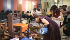 Pengunjung melihat produk tenun dan kriya lokal Indonesia dalam acara pop-up store dan talkshow Kemendag di Grand Indonesia, Jakarta. (Posnews/Ist)