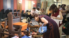 Pengunjung melihat produk tenun dan kriya lokal Indonesia dalam acara pop-up store dan talkshow Kemendag di Grand Indonesia, Jakarta. (Posnews/Ist)