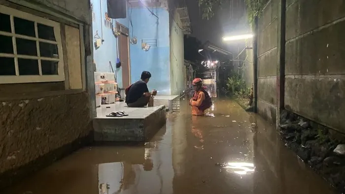 Permukiman warga di Desa Puspanegara, Citeureup, Bogor terendam banjir akibat luapan Kali Cibeber setelah hujan deras. (Posnews/Ist)