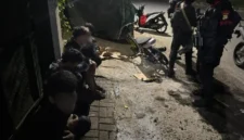 Personel Brimob Polda Metro Jaya mengamankan remaja dan sepeda motor saat patroli balap liar di Pamulang, Tangerang Selatan. (Posnews/Ist)