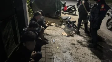 Personel Brimob Polda Metro Jaya mengamankan remaja dan sepeda motor saat patroli balap liar di Pamulang, Tangerang Selatan. (Posnews/Ist)