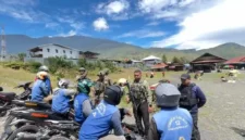 Personel Satgas Ops Damai Cartenz berdialog dengan pedagang dan tukang ojek saat patroli humanis di Pasar Sentral Kota Mulia, Puncak Jaya. (Posnews/Ist0