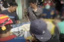 Petugas Damkar Jakarta Timur mengevakuasi pria berbobot 150 kilogram di kawasan Jatinegara menuju rumah sakit. (Posnews/Ist)