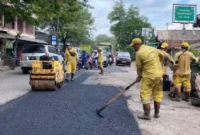 Ilustrasi, Petugas Suku Dinas Bina Marga Jakarta Utara menambal jalan berlubang yang dikeluhkan warga karena hasil perbaikan bergelombang dan membahayakan pengendara motor. (Posnews/Kominfo)