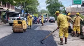 Ilustrasi, Petugas Suku Dinas Bina Marga Jakarta Utara menambal jalan berlubang yang dikeluhkan warga karena hasil perbaikan bergelombang dan membahayakan pengendara motor. (Posnews/Kominfo)
