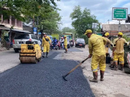 Ilustrasi, Petugas Suku Dinas Bina Marga Jakarta Utara menambal jalan berlubang yang dikeluhkan warga karena hasil perbaikan bergelombang dan membahayakan pengendara motor. (Posnews/Kominfo)