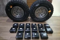 Petugas Ditresnarkoba Polda Metro Jaya menunjukkan barang bukti 16 kilogram sabu yang disembunyikan di dalam ban mobil usai menangkap dua pelaku di Bojongsari, Depok, Jawa Barat. (Posnews/Ist)