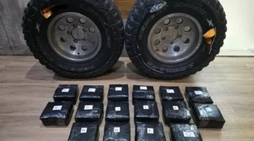 Petugas Ditresnarkoba Polda Metro Jaya menunjukkan barang bukti 16 kilogram sabu yang disembunyikan di dalam ban mobil usai menangkap dua pelaku di Bojongsari, Depok, Jawa Barat. (Posnews/Ist)